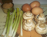 Foto del paso 1 de la receta: Tortilla de ajos tiernos, champiñones y atún