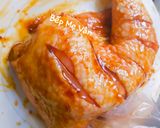 Hình bước làm 1 của món Đùi gà nướng nồi chiên không dầu gồm má và đùi gà (da gà,thịt gà và xương gà)