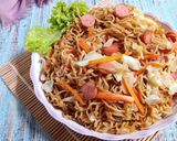 Foto langkah ke 6 dari resep Mie goreng sosis sayur.