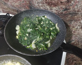 Foto del paso 3 de la receta: Tortilla de espinacas patatas cebolla y ajo