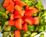 Foto del paso 1 de la receta: Ensalada de fresas y almendra tostada