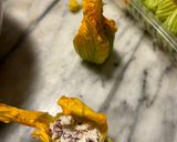 Foto del passaggio 2 della ricetta Fiori di zucca ripieni in pastella di zafferano