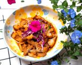 Hình bước làm 2 của món Thịt heo sốt me kèm bắp cải tím
