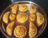 मावा गुजिया (Mawa Gujiya recipe in Hindi) रेसिपी चरण 6 फोटो