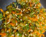 Foto del paso 2 de la receta: Pasta de arroz y quinoa con verduras
