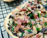 Foto del paso 9 de la receta: Coca trufada de jamón con crema de shiitake y parmesano