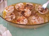 Merluza con patatas y caldo al horno