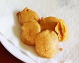 A picture of step 3 of Aloo pakauda.