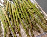 A picture of step 2 of Oven roasted asparagus.