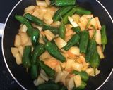 Foto del paso 3 de la receta Pollo al horno con patatas y pimentos del Padrón