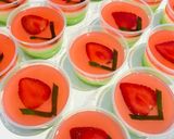Foto langkah ke 5 dari resep Puding susu melon strawberry.