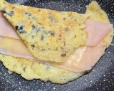 Foto del paso 8 de la receta: 174. Tortilla Rellena de Pavo y Queso con Tomate Frito