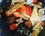 A picture of step 4 of Vegetarian Bún Huế.