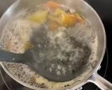 Une image de l'étape 2 de Sirop aux épluchures de poire et kiwi.