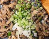 A picture of step 2 of Jamur Telur Orak Arik/Mushroom Omelette/Mantarli Yumurta.