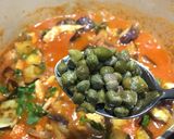 Foto del paso 6 de la receta Pollo en salsa de tomate aromático con hierbas y alcaparras
