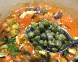 Foto del paso 6 de la receta: Pollo en salsa de tomate aromático con hierbas y alcaparras