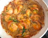 Foto langkah ke 5 dari resep Udang Goreng Daun Jeruk.