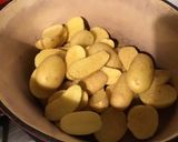 Une image de l'étape 3 de Pommes de terre rattes en cocotte au bouillon de bœuf.