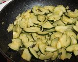 Foto del paso 3 de la receta: Tosta de espelta integral con cebolla confitada, calabacín y rulo de cabra