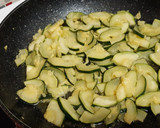 Foto del paso 3 de la receta: Tosta de espelta integral con cebolla confitada, calabacín y rulo de cabra
