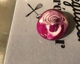 Une image de l'étape 4 de Salade de crabe au céleri, courgette, oignon rouge et olives noires.