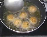 A picture of step 4 of Cheese Balls.