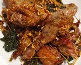 Foto langkah ke 6 dari resep Ayam Tim Goreng Bawang.