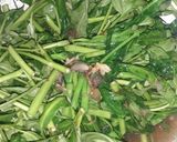 Foto langkah ke 2 dari resep Tumis kangkung saus tiram.