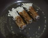 Foto langkah ke 5 dari resep Delicious Enoki Roll.
