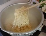 Foto langkah ke 2 dari resep Martabak mie sayur.