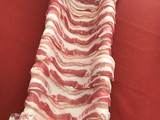 Baconos csirkemell őzgerinc formában, sült krumplival