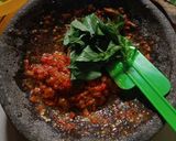 Foto langkah ke 5 dari resep Sambel Terasi Kemangi.