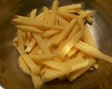 Foto del paso 3 de la receta Filetes de pollo especiados, con patatas fritas y huevo con yema frita