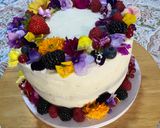 Foto del paso 11 de la receta: Layer Cake con Buttercream de Queso y Fresas frescas, decorada con flores comestibles !!!!!