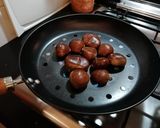 Foto del passaggio 2 della ricetta Le caldarroste di Mari Na🌰