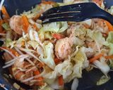 Foto langkah ke 6 dari resep Mie Goreng Udang Sayur.