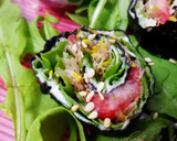 Foto del paso 6 de la receta: Makis de crema de queso de cabra con rúcula, germinados y fresas