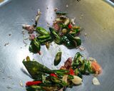 Foto langkah ke 2 dari resep Tumis Cumi Asin dan Jagung.