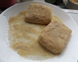 Foto del paso 1 de la receta: Halloumi rebozado y frito con guisantes y tomatitos en rama baby