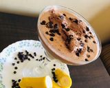 A picture of step 3 of Banana Nutella milkshake with topping choco brownie.