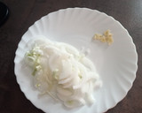 Foto del paso 1 de la receta: Bonito fresco encebollado fácil y ensalada de pimientos asados