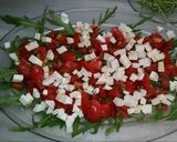 Foto del paso 3 de la receta: Ensalada de rúcula, tomate y queso fresco (puede prepararse con Mozzarella)