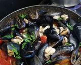 Foto del passaggio 4 della ricetta #482 Cozze alla tarantina 🍣🍅🌶️🌿