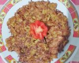 Foto langkah ke 7 dari resep Omelet Mie Instan.