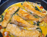 Foto del paso 4 de la receta: Salmón en salsa cremosa de puerro con cherrys y espinacas frescas