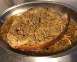 Une image de l'étape 10 de Rouelle de porc au four aux oignons marinée miel,herbes et épices.