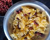A picture of step 4 of Cornflakes peanut chivda.