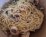 Foto langkah ke 3 dari resep Aglio Olio dengan Udang & Jamur.