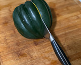 A picture of step 1 of Mashed Acorn Squash.